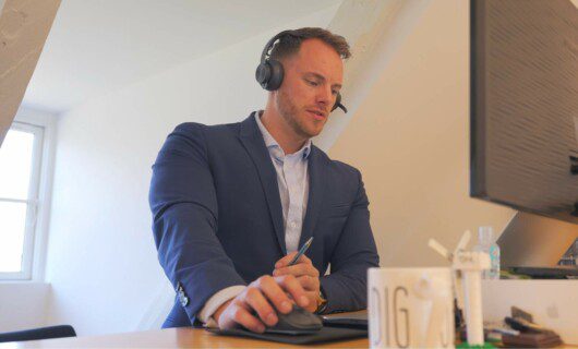 Martin fra Nordic Sales Force laver B2B m&oslash;debooking p&aring; telefonen