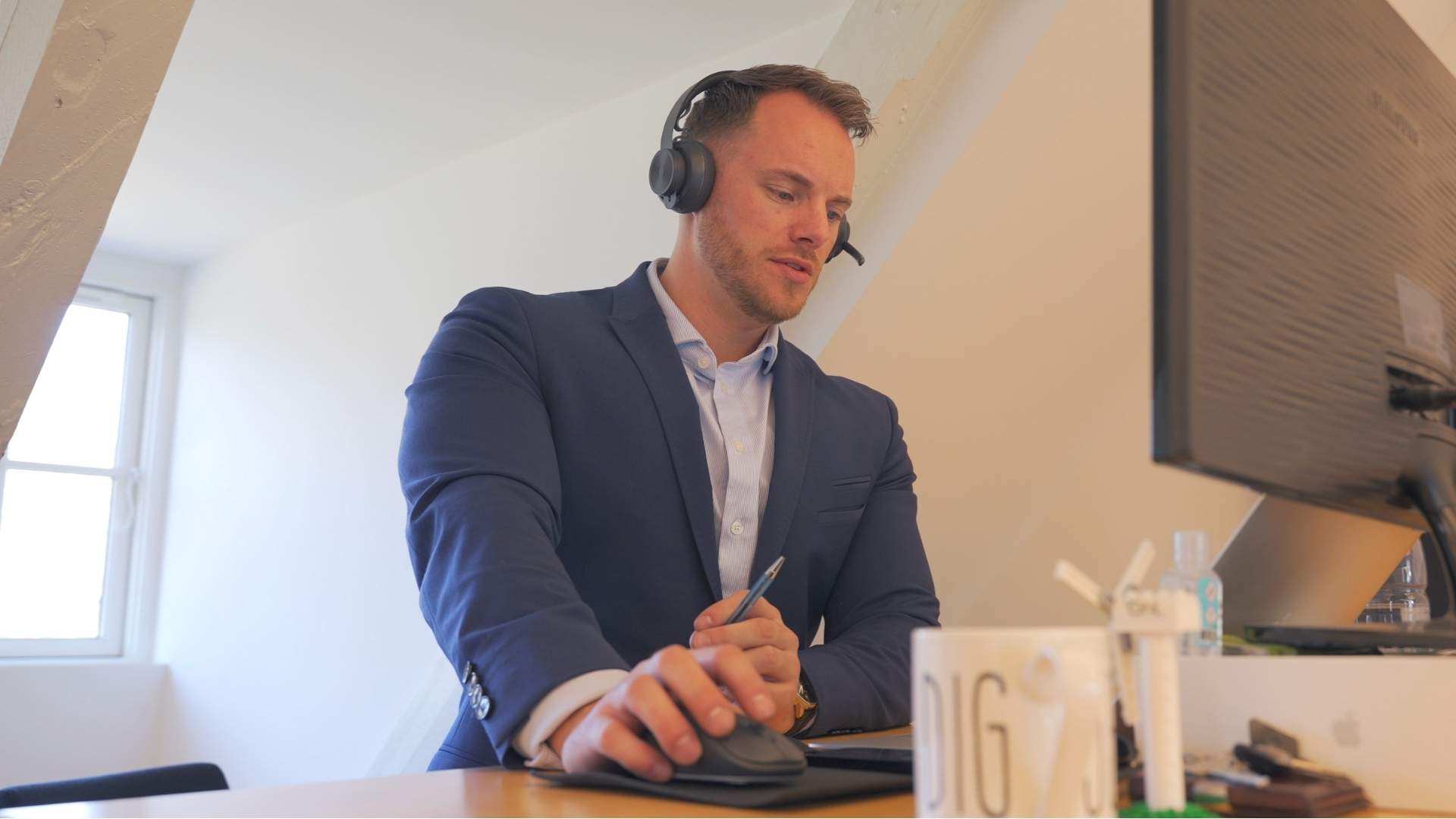 Martin fra Nordic Sales Force laver B2B mødebooking på telefonen